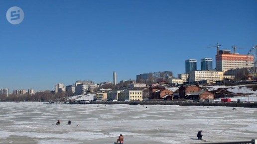 Солнце всё пригревает, лёд рыхлеет, рыбаки — на месте