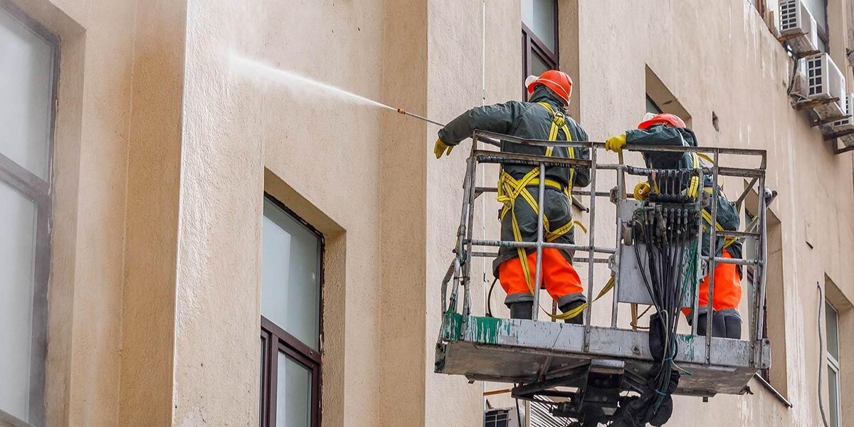 Фасады зданий на проспекте Мира обновляют после зимних холодов