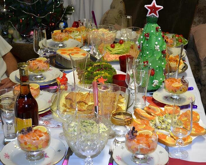 Ностальгия по советскому Новому году: традиционные блюда на праздничном столе