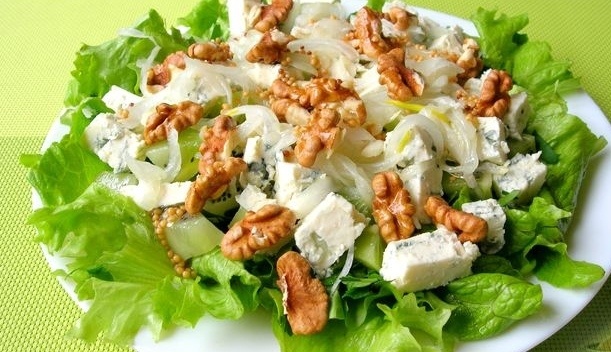 Яркий салат «Герцогиня» с сыром дорблю и киви для быстрого угощения