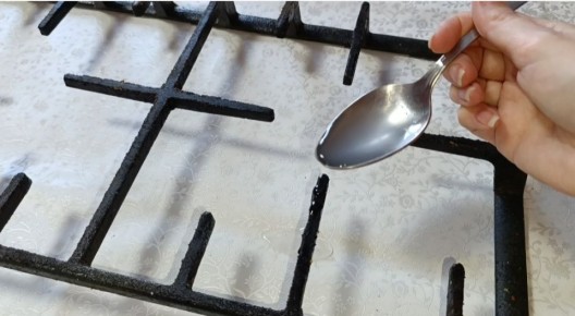 Эффективная очистка решеток газовой плиты: старый метод в новом свете