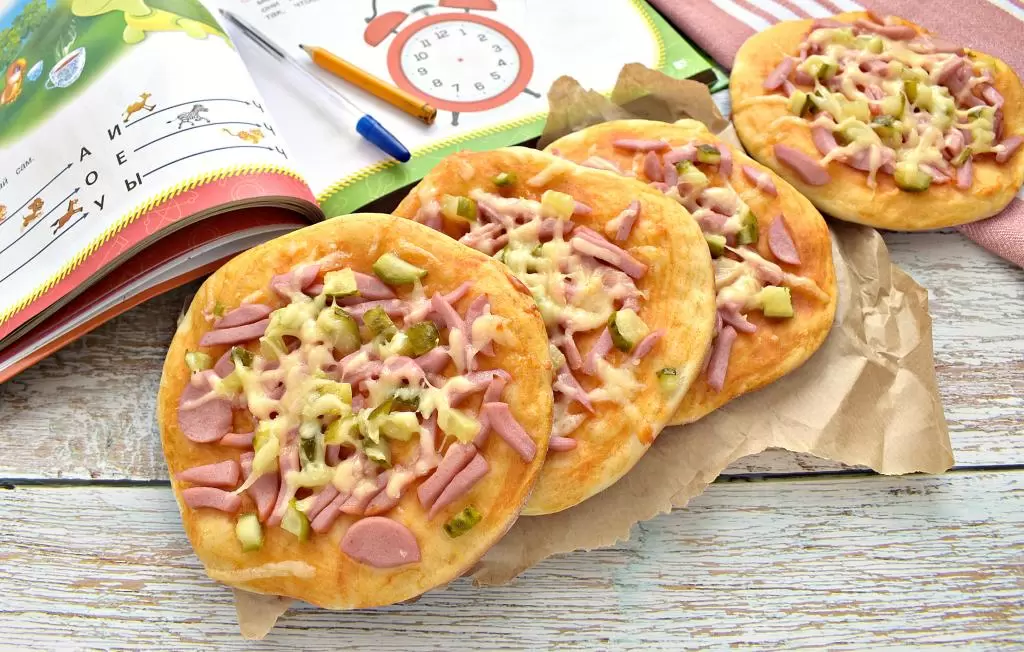 Мини-пиццы с маринованными огурцами: закуска, которая покорит сердца