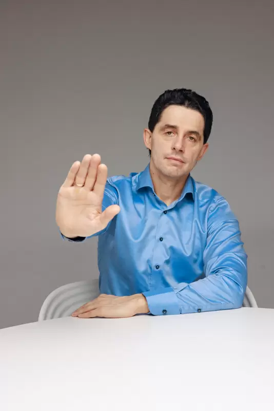 Почему важно регулярно чистить зубные протезы у стоматолога?