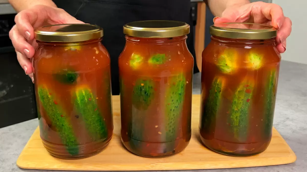 Невероятно вкусные огурцы с кетчупом чили: секреты зимней консервации