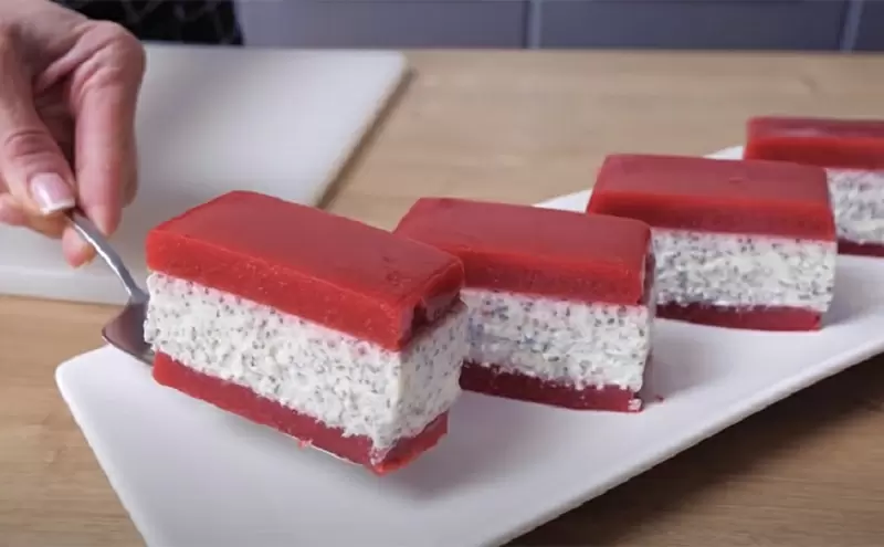 Сладкая гармония дома: Как приготовить двухслойный десерт с клубникой и чиа