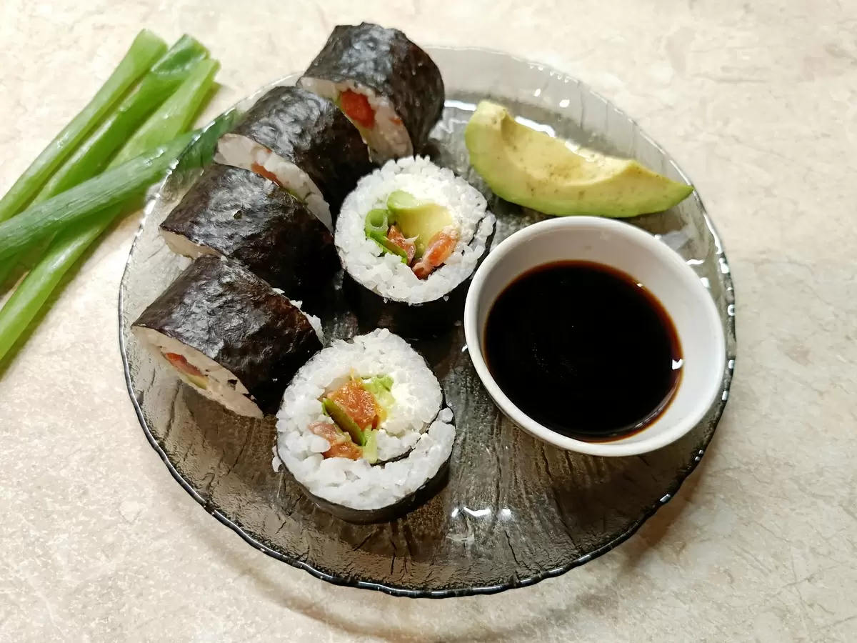 Суши с лососем и авокадо: как создать шедевр японской кухни у себя дома