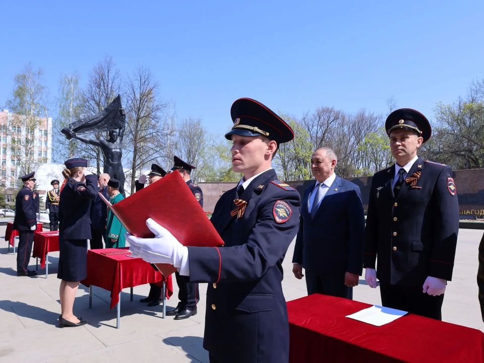 В Удмуртии молодые сотрудники органов внутренних дел приняли присягу в канун Дня Победы В Удмуртии молодые сотрудники органов внутренних дел приняли присягу в канун Дня Победы