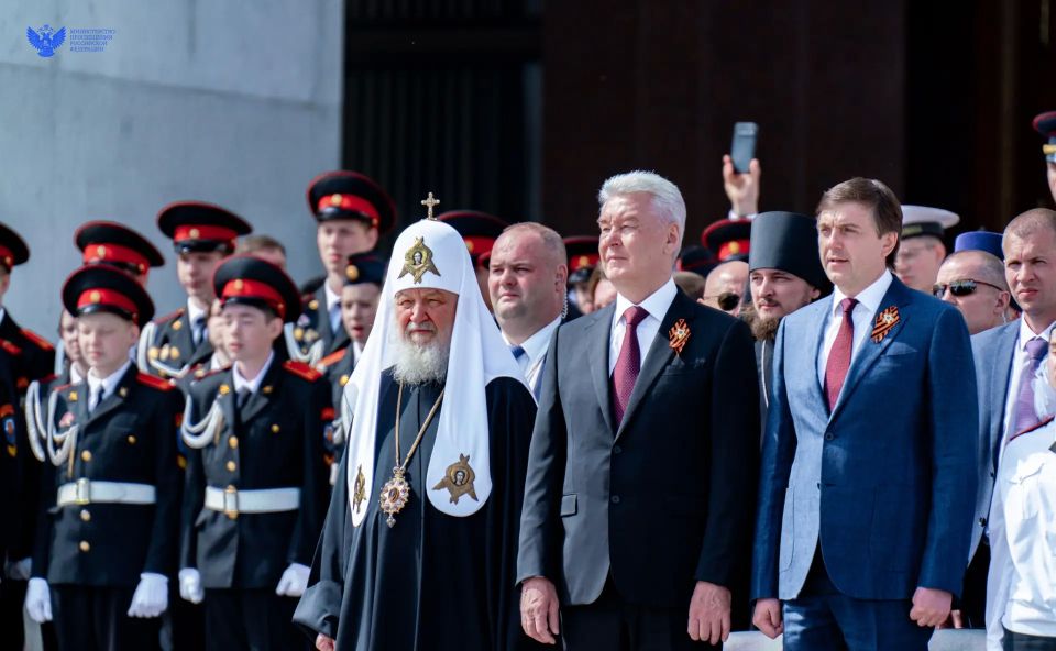 Сергей Кравцов, патриарх Кирилл и Сергей Собянин приняли участие в параде кадетов на Поклонной горе Сергей Кравцов, патриарх Кирилл и Сергей Собянин приняли участие в параде кадетов на Поклонной горе