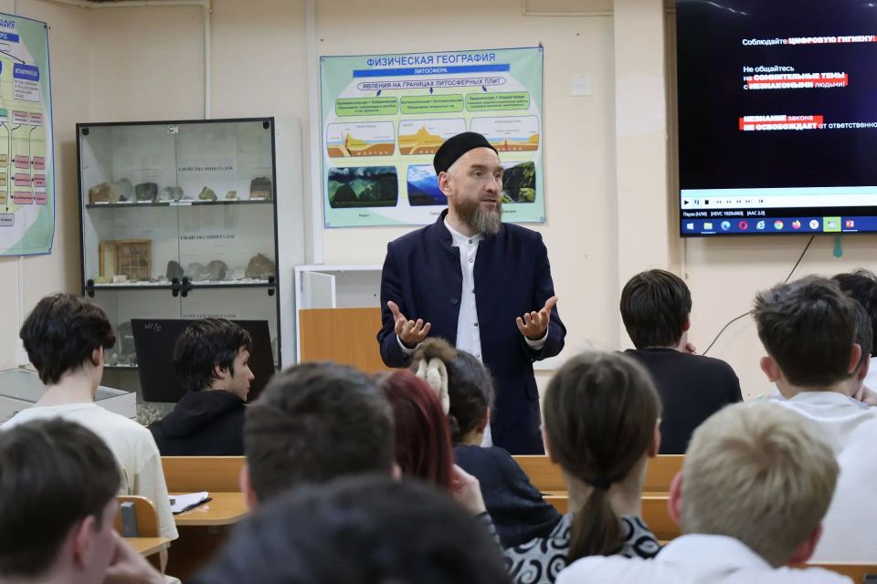 В Удмуртии полицейские и представители духовенства провели встречу со студентами В Удмуртии полицейские и представители духовенства провели встречу со студентами