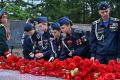 Мероприятия на День памяти и скорби в Ижевске начались с минуты молчания и возложения цветов к Вечному огню, сообщает пресс-служба главы и правительства Удмуртии