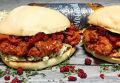 Сэндвич с курицей в маринаде «Кровавая Мэри» и коулслоу с голубым сыром