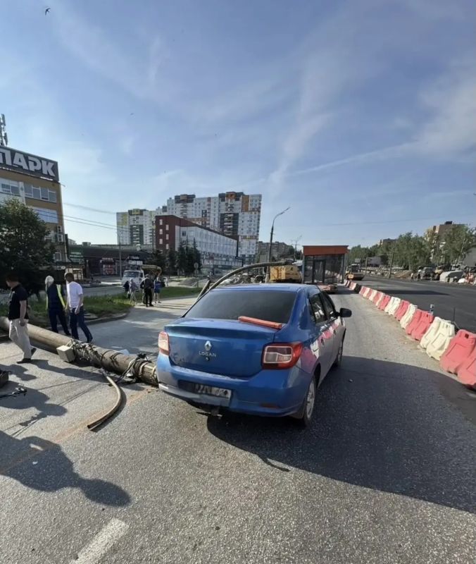 В Ижевске на ул. Удмуртской столб ЛЭП упал на легковой автомобиль «Рено Логан» В Ижевске на ул. Удмуртской столб ЛЭП упал на легковой автомобиль «Рено Логан»