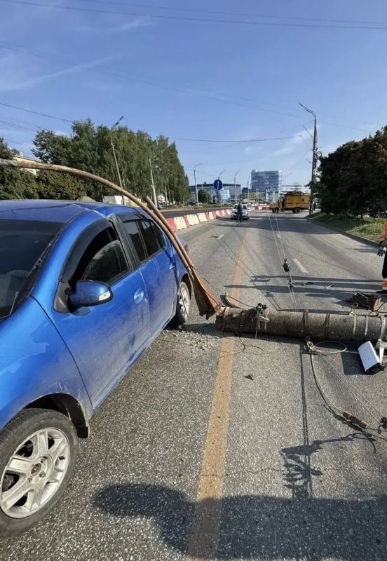 Утром 6 июля на улице Удмуртской в Ижевске на легковой автомобиль упала опора ЛЭП Утром 6 июля на улице Удмуртской в Ижевске на легковой автомобиль упала опора ЛЭП