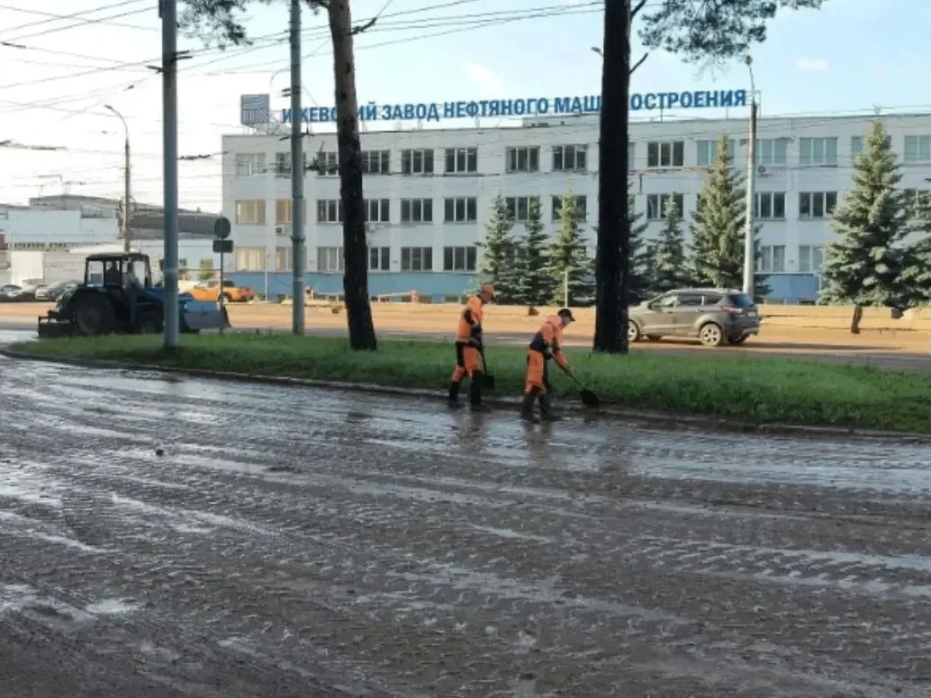 Службы благоустройства Ижевска ночью очищали водопропускные решетки от мусора после сильного ливня вечером 6 июля Службы благоустройства Ижевска ночью очищали водопропускные решетки от мусора после сильного ливня вечером 6 июля