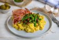Ароматный скрэмбл по-провански с овощами и прошутто