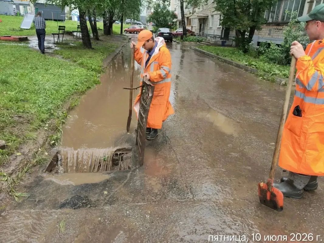 Сильные дожди в Ижевске продолжаются Сильные дожди в Ижевске продолжаются