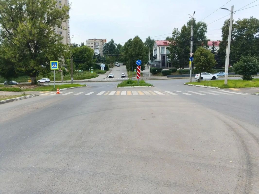 Водитель электросамоката сбил женщину на пешеходном переходе Водитель электросамоката сбил женщину на пешеходном переходе