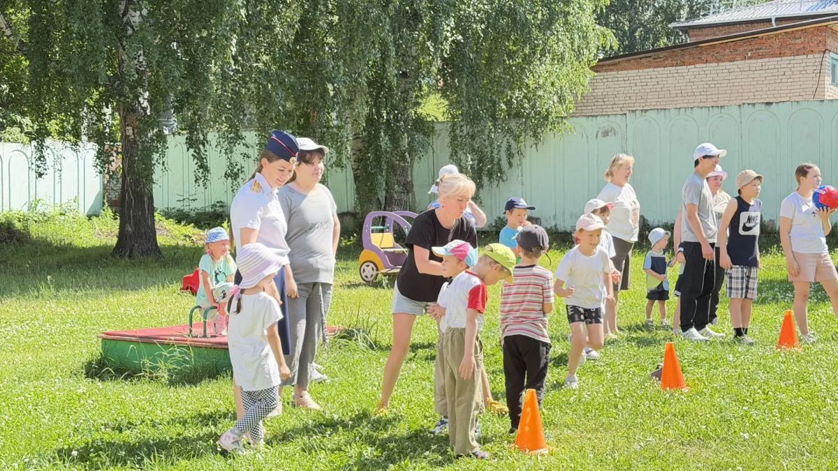Сотрудники следственного управления организовали спортивный праздник для воспитанников подшефного центра Сотрудники следственного управления организовали спортивный праздник для воспитанников подшефного центра