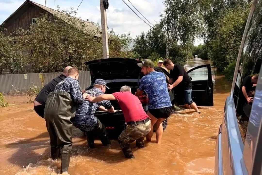 В Удмуртии росгвардейцы оказывают помощь жителям города Глазов, пострадавшим от подтопления В Удмуртии росгвардейцы оказывают помощь жителям города Глазов, пострадавшим от подтопления
