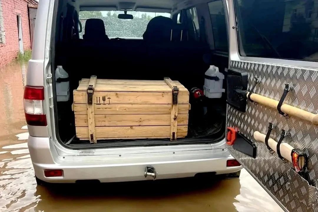 В Удмуртии росгвардейцы оказывают помощь жителям города Глазов, пострадавшим от подтопления В Удмуртии росгвардейцы оказывают помощь жителям города Глазов, пострадавшим от подтопления