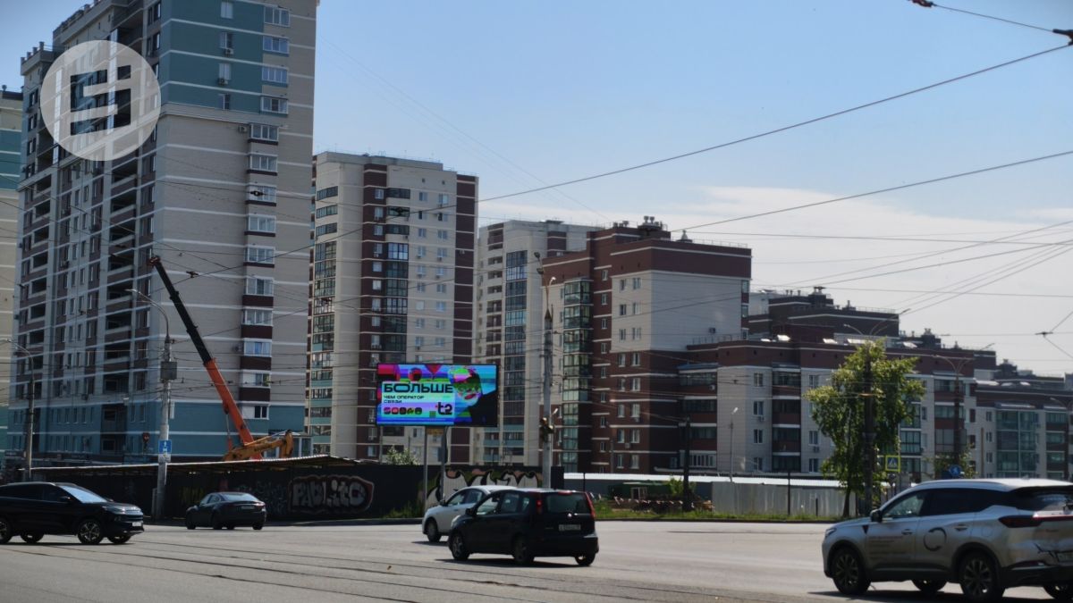 Пустырь на перекрёстке улиц Ленина и Орджоникидзе в Ижевске огородили забором