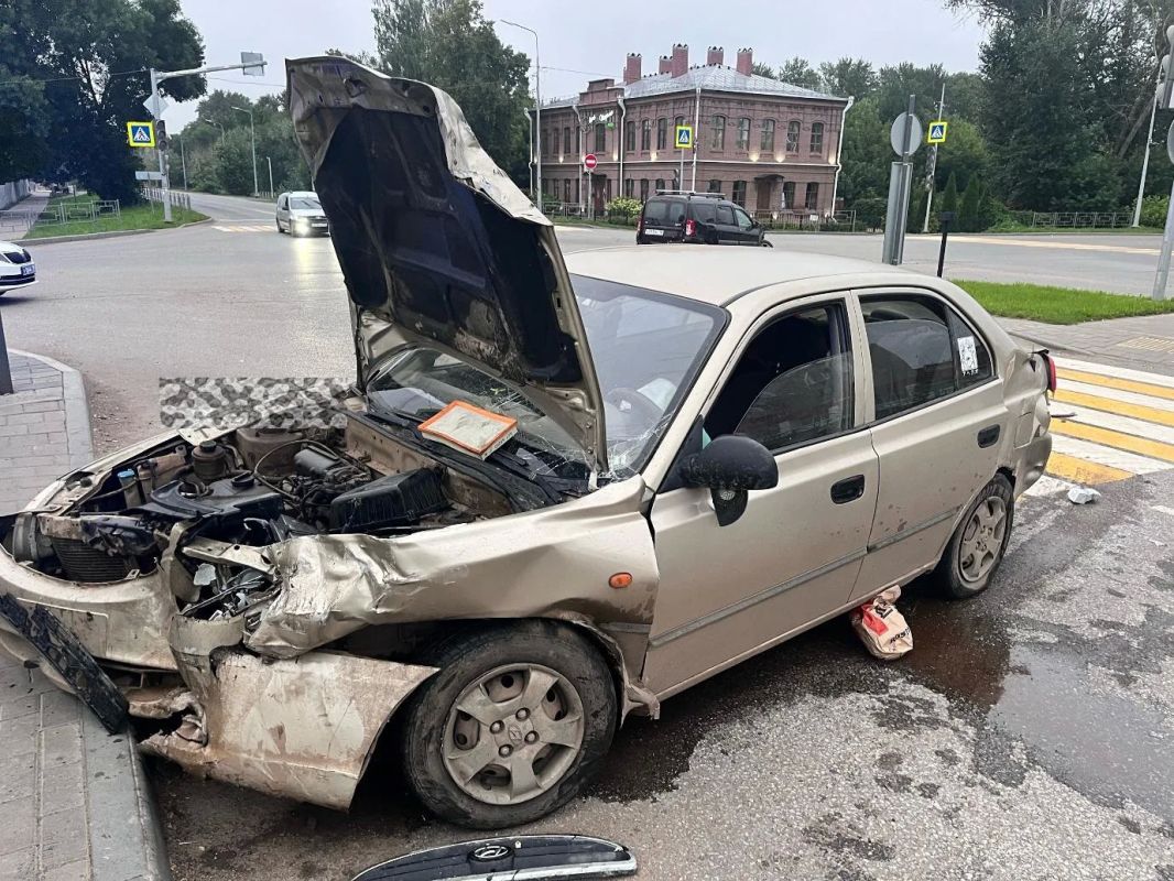 Пьяный водитель стал виновником ДТП в Сарапуле: травмы получили трое пассажиров 18 июля 2026 года, около 2 часов 15 минут, на перекрестке улиц Азина и Дубровская в г. Сарапуле, 28-летний водитель автомобиля «Хендэ Акцент»... Пьяный водитель стал виновником ДТП в Сарапуле: травмы получили трое пассажиров 18 июля 2026 года, около 2 часов 15 минут, на перекрестке улиц Азина и Дубровская в г. Сарапуле, 28-летний водитель автомобиля «Хендэ Акцент»...