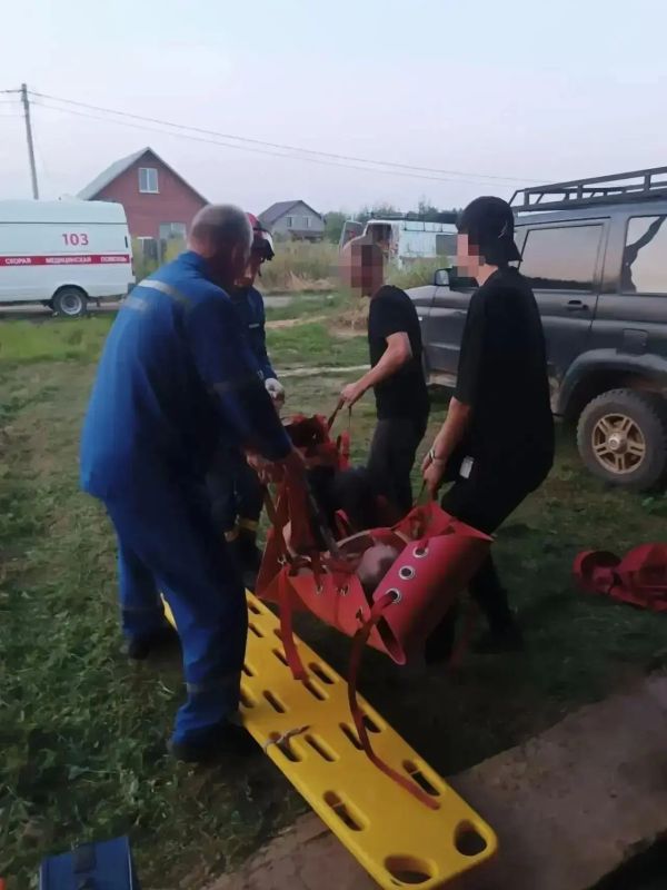 В Воткинске спасатели вытащили упавшего в смотровую яму мужчину В Воткинске спасатели вытащили упавшего в смотровую яму мужчину