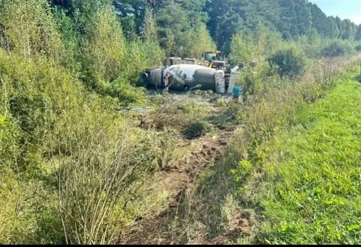Водитель грузового автомобиля совершил опрокидывание в Вавожском районе Водитель грузового автомобиля совершил опрокидывание в Вавожском районе