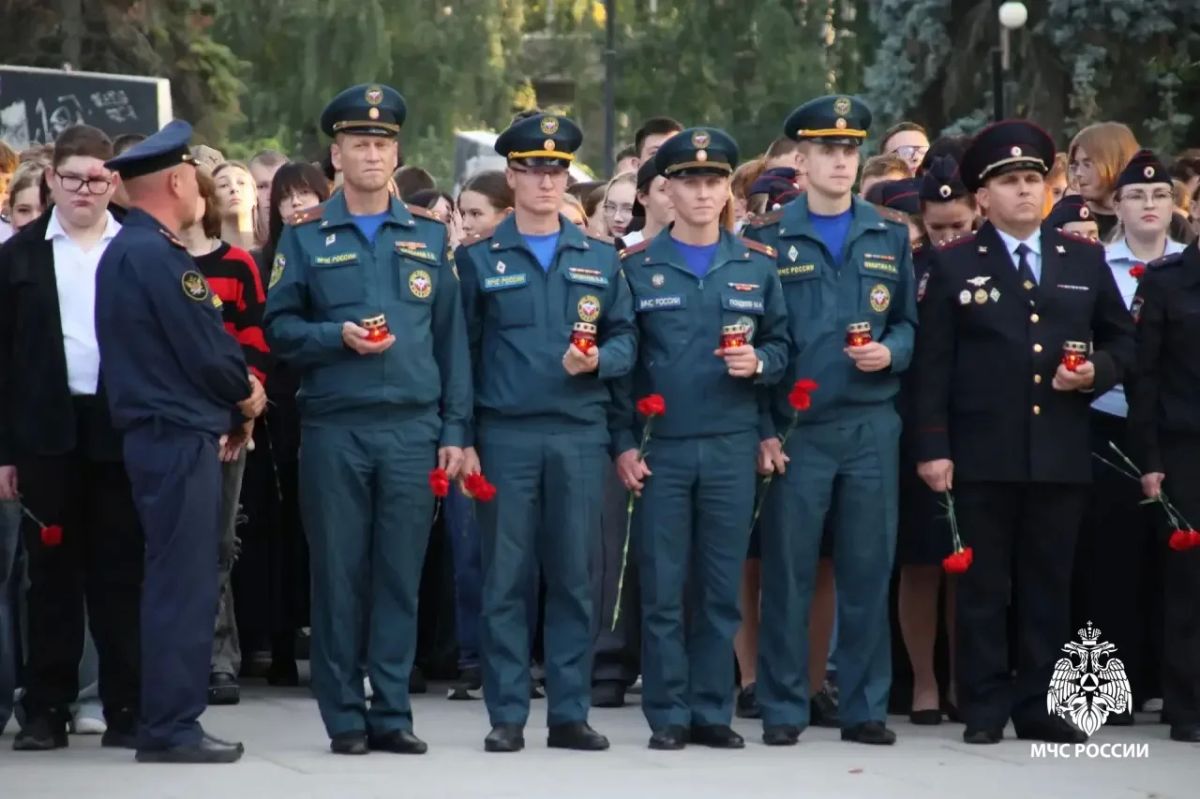 Сотрудники МЧС Удмуртии присоединились к Всероссийской акции «Свеча памяти» Сотрудники МЧС Удмуртии присоединились к Всероссийской акции «Свеча памяти»