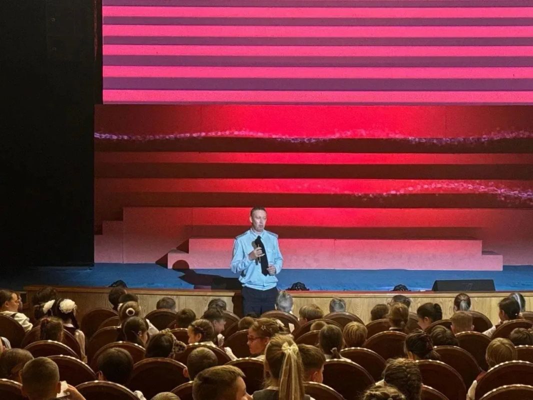 Полиция детям. В начале учебного года сотрудники Госавтоинспекции провели профилактические мероприятия в Театре кукол Удмуртской Республики Полиция детям. В начале учебного года сотрудники Госавтоинспекции провели профилактические мероприятия в Театре кукол Удмуртской Республики