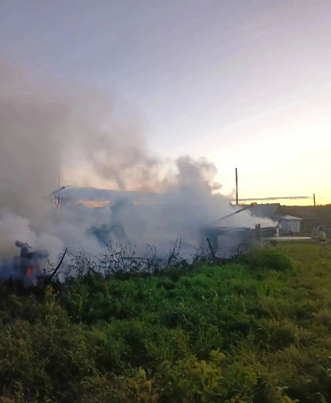 Хозпостройки сгорели в Шарканском районе Хозпостройки сгорели в Шарканском районе