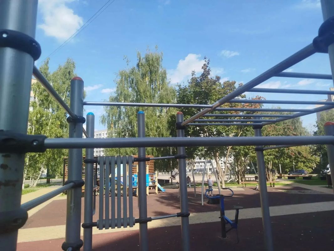 К новым прогулкам готов. В Октябрьском районе завершился текущий ремонт сквера имени Тарасова: обновили покрытие малых архитектурных форм, отремонтировали скамейки, установили 13 новых урн, укрепили спортивный городок... К новым прогулкам готов. В Октябрьском районе завершился текущий ремонт сквера имени Тарасова: обновили покрытие малых архитектурных форм, отремонтировали скамейки, установили 13 новых урн, укрепили спортивный городок...