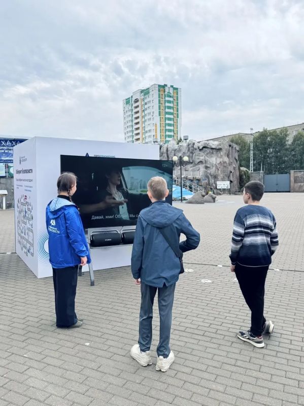 В Удмуртском зоопарке в рамках празднования дня рождения зоопарка состоялась работа интерактивного стенда социальной кампании «Продвижение безопасности», созданного при поддержке Госавтоинспекции МВД России В Удмуртском зоопарке в рамках празднования дня рождения зоопарка состоялась работа интерактивного стенда социальной кампании «Продвижение безопасности», созданного при поддержке Госавтоинспекции МВД России
