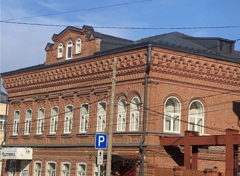 В Воткинске отремонтировали крышу купеческого дома, в котором работает ЗАГС, сообщает администрация города
