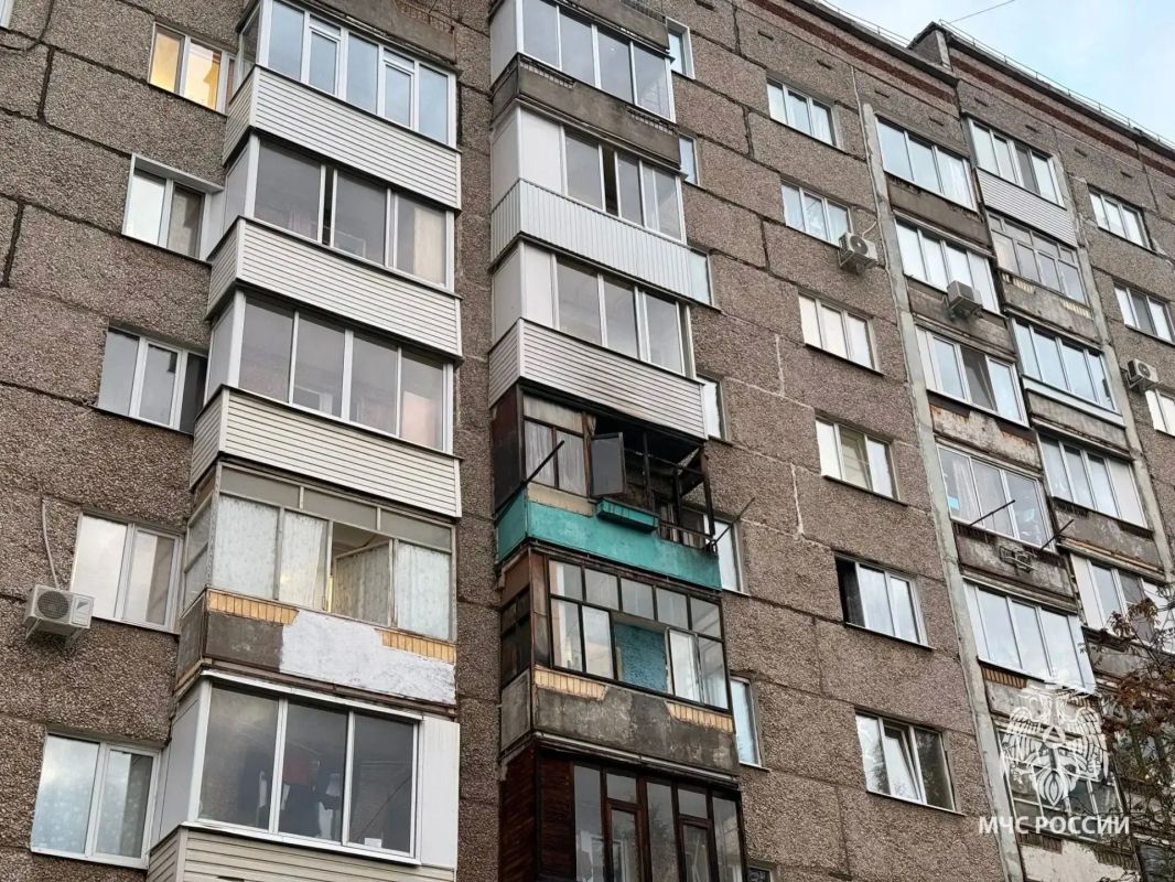 В Ижевске брошенный с верхнего этажа окурок стал причиной пожара на балконе В Ижевске брошенный с верхнего этажа окурок стал причиной пожара на балконе