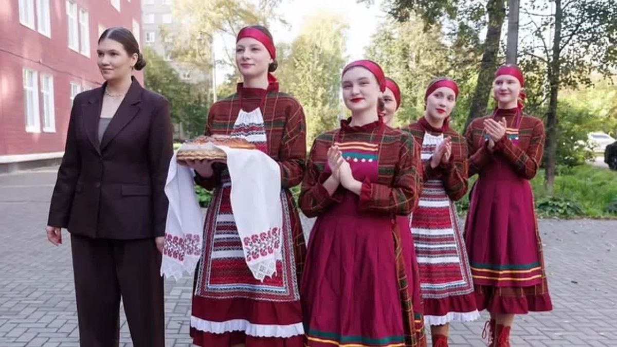 Второй день с ходом голосования в Удмуртии знакомятся 11 международных электоральных экспертов из разных стран мира.