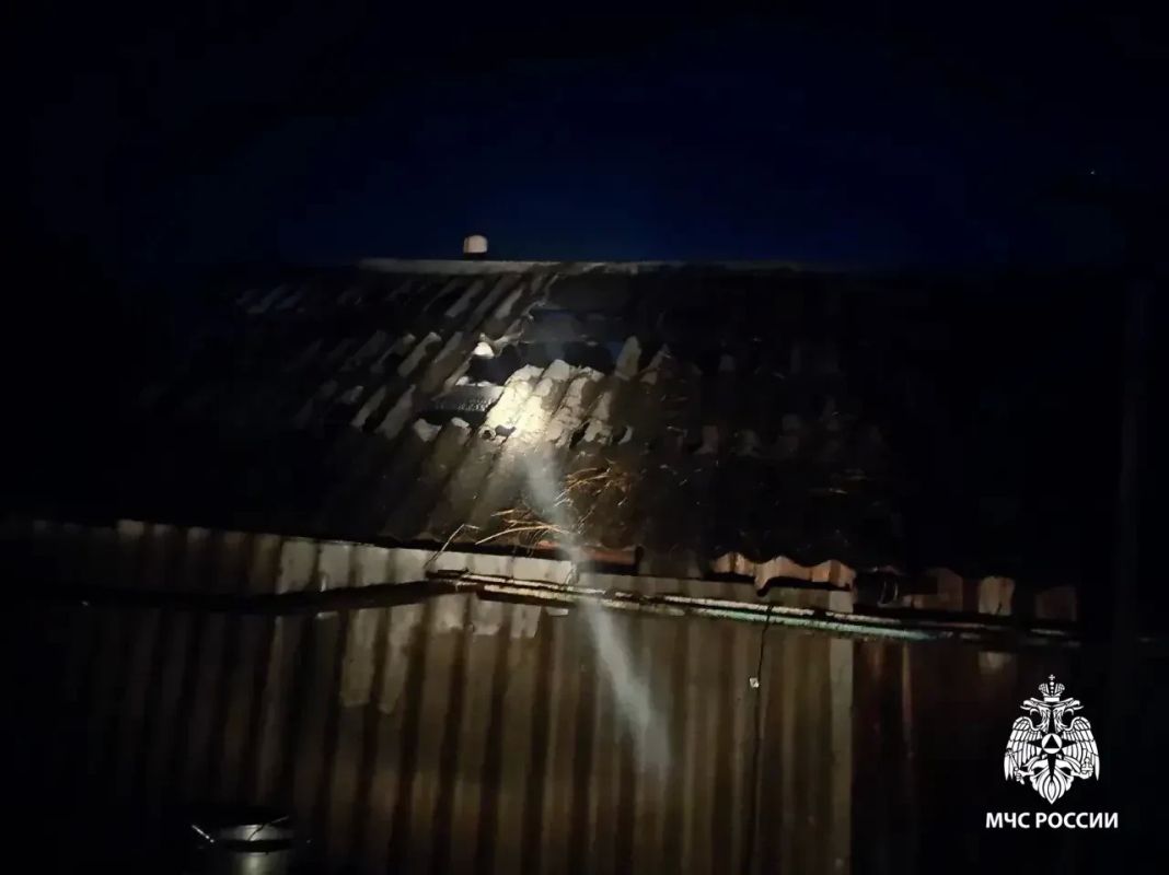 Пожарные Удмуртии не допустили распространения огня на жилой дом