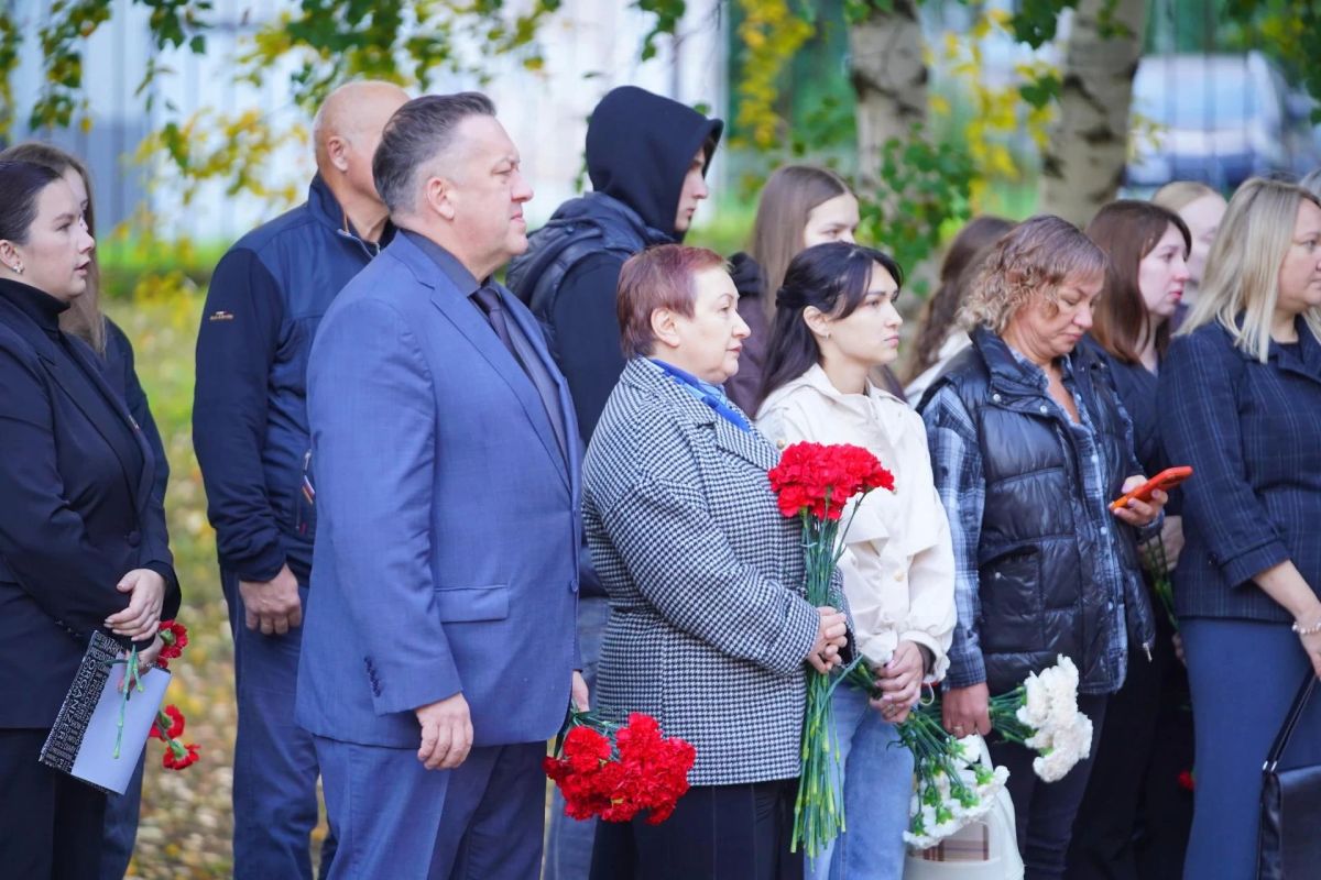 Мы не забудем. Врио Председателя Правительства Удмуртской Республики Татьяна Чуракова и Глава Ижевска Дмитрий Чистяков почтили память погибших и возложили цветы к мемориальной доске, установленной на школе № 88. 26 сентября... Мы не забудем. Врио Председателя Правительства Удмуртской Республики Татьяна Чуракова и Глава Ижевска Дмитрий Чистяков почтили память погибших и возложили цветы к мемориальной доске, установленной на школе № 88. 26 сентября...