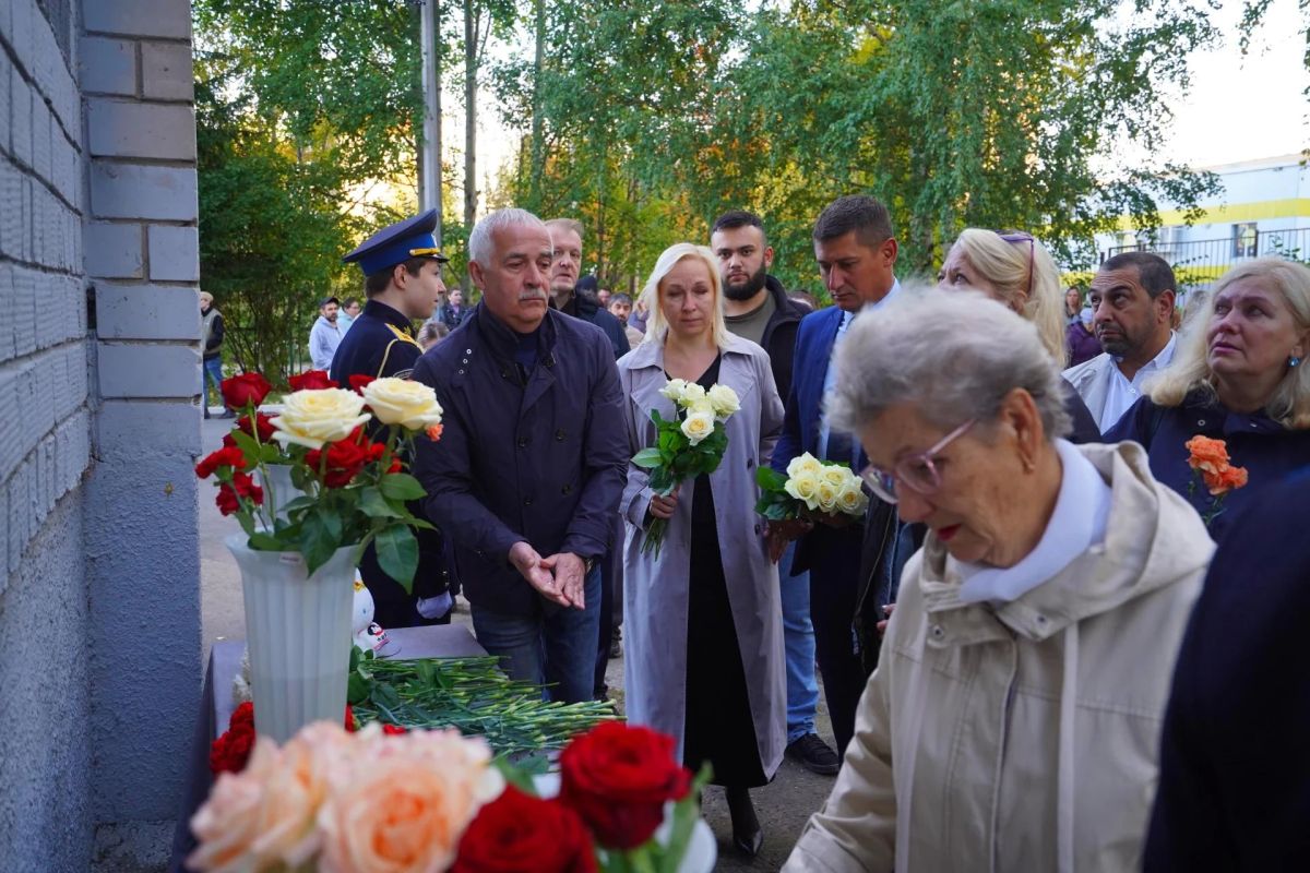Мы не забудем. Врио Председателя Правительства Удмуртской Республики Татьяна Чуракова и Глава Ижевска Дмитрий Чистяков почтили память погибших и возложили цветы к мемориальной доске, установленной на школе № 88. 26 сентября... Мы не забудем. Врио Председателя Правительства Удмуртской Республики Татьяна Чуракова и Глава Ижевска Дмитрий Чистяков почтили память погибших и возложили цветы к мемориальной доске, установленной на школе № 88. 26 сентября...