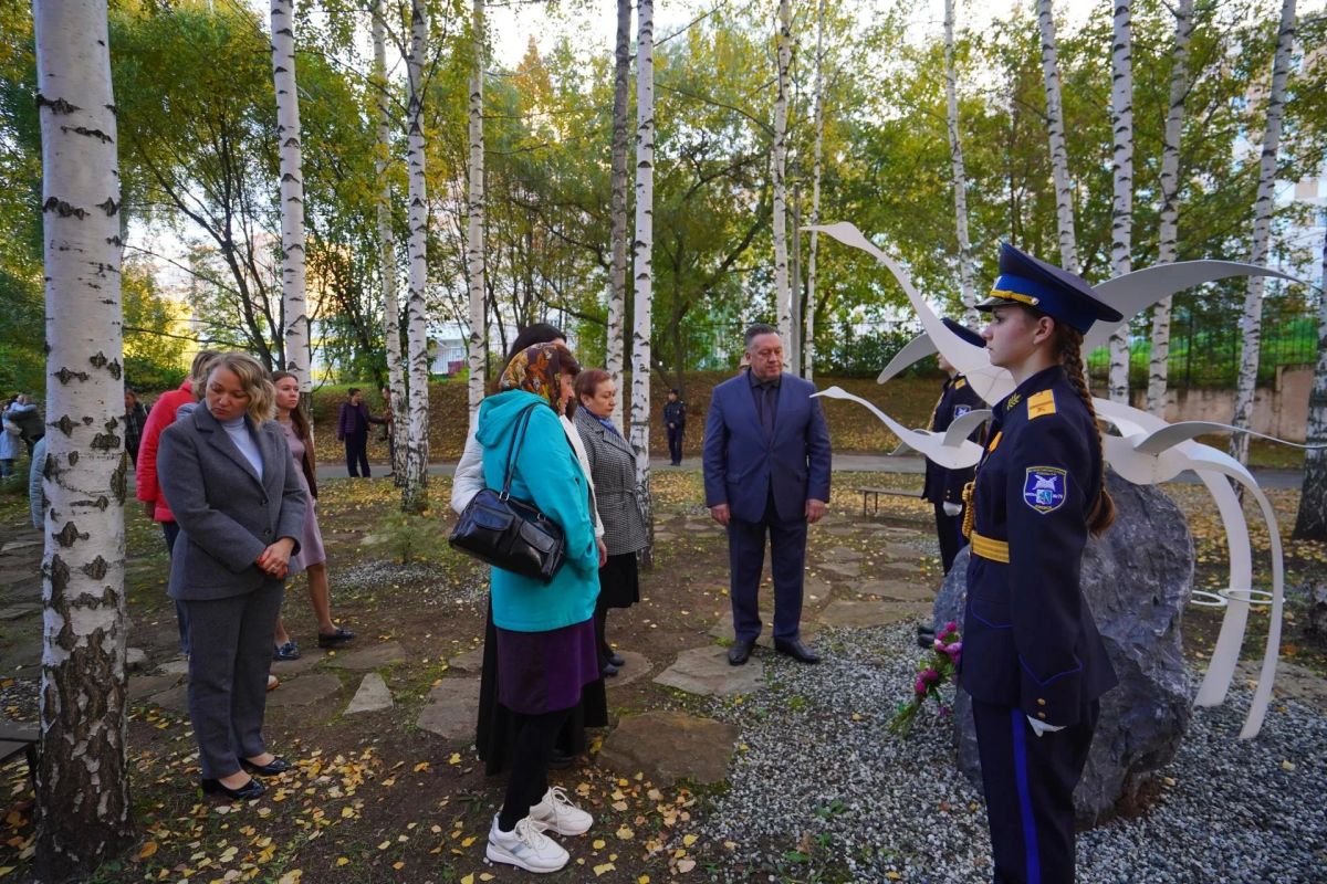 Мы не забудем. Врио Председателя Правительства Удмуртской Республики Татьяна Чуракова и Глава Ижевска Дмитрий Чистяков почтили память погибших и возложили цветы к мемориальной доске, установленной на школе № 88. 26 сентября... Мы не забудем. Врио Председателя Правительства Удмуртской Республики Татьяна Чуракова и Глава Ижевска Дмитрий Чистяков почтили память погибших и возложили цветы к мемориальной доске, установленной на школе № 88. 26 сентября...