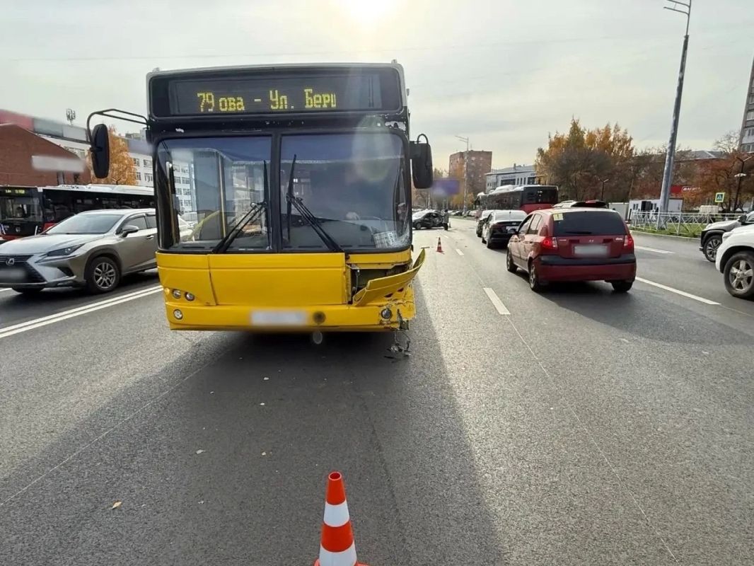 В центре Ижевска пассажирский автобус влетел в легковушку