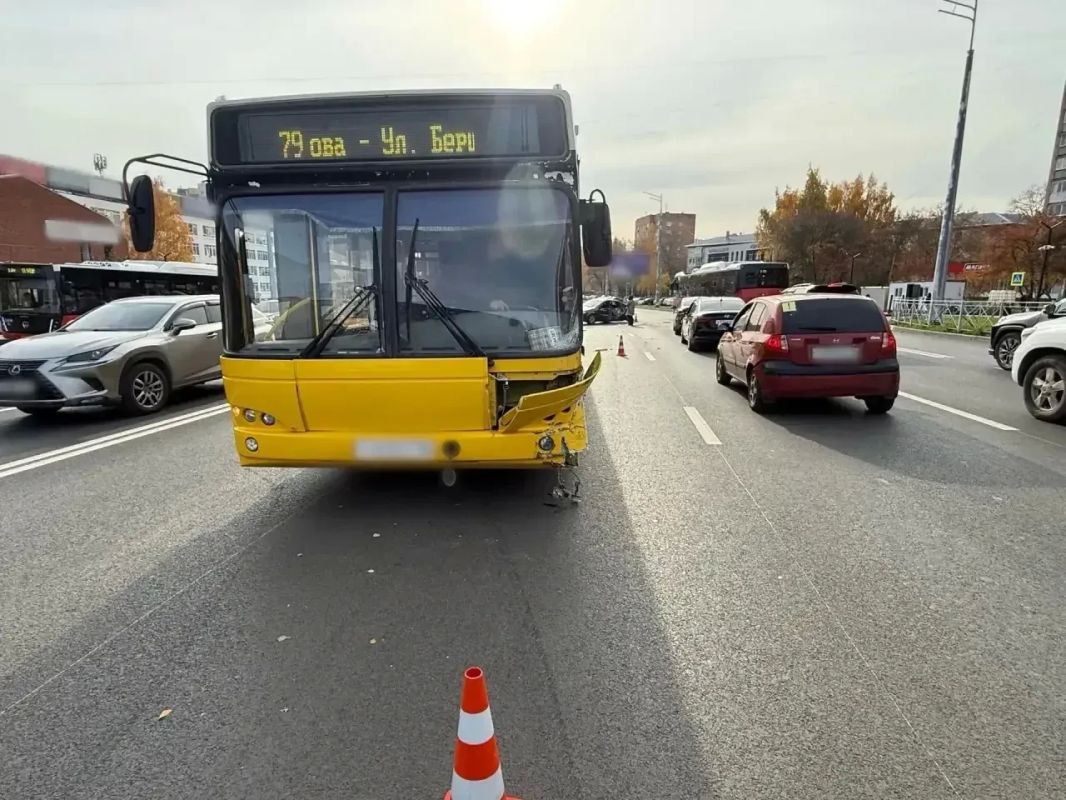 Автобус №79 врезался в автомобиль на улице Удмуртской