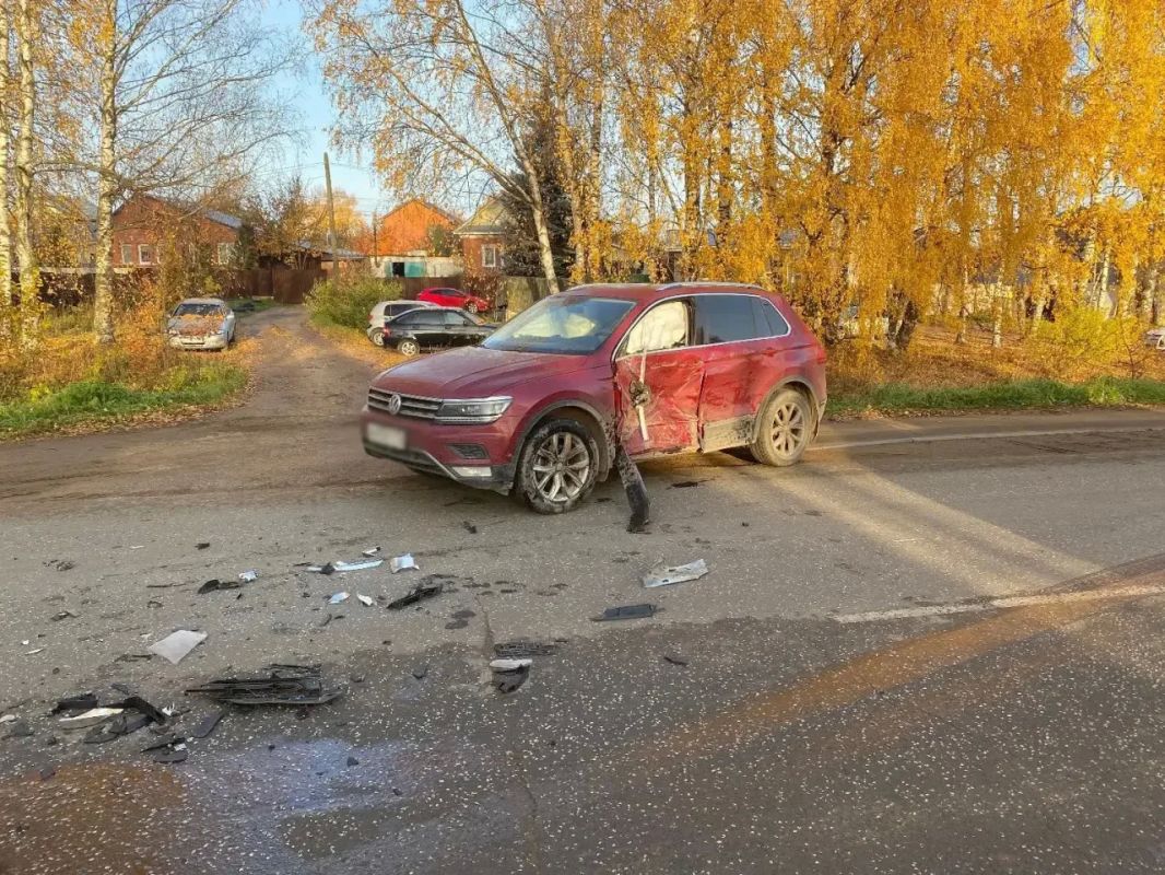 В г. Воткинске произошло столкновение легкового автомобиля и рейсового автобуса В г. Воткинске произошло столкновение легкового автомобиля и рейсового автобуса