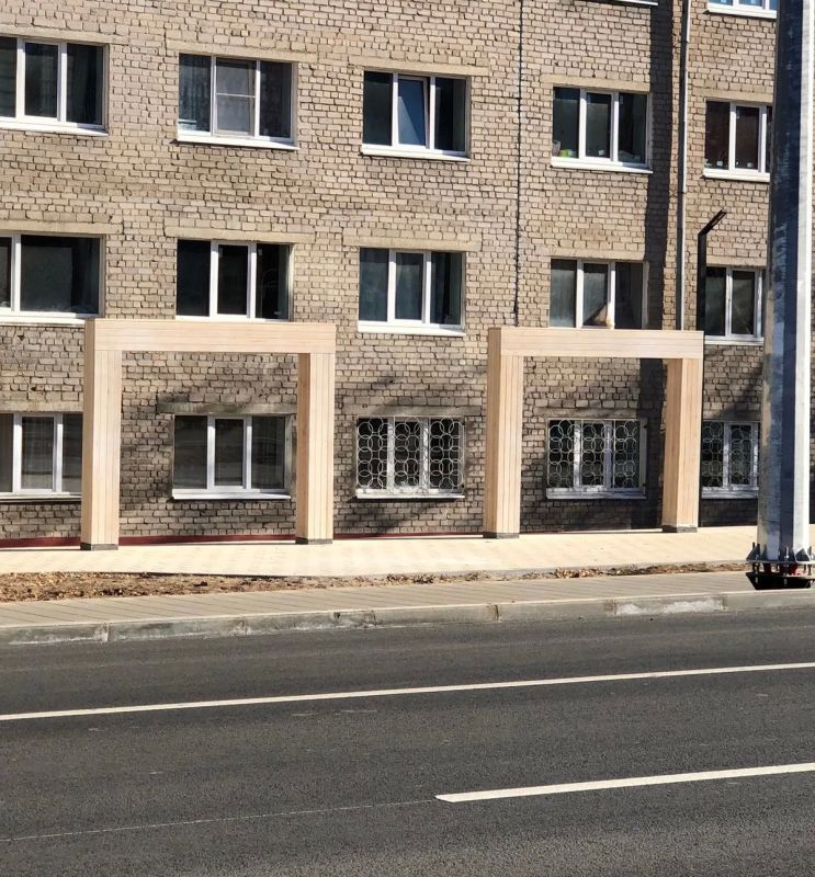 Под окнами общежития №1 УдГУ устанавливают качели