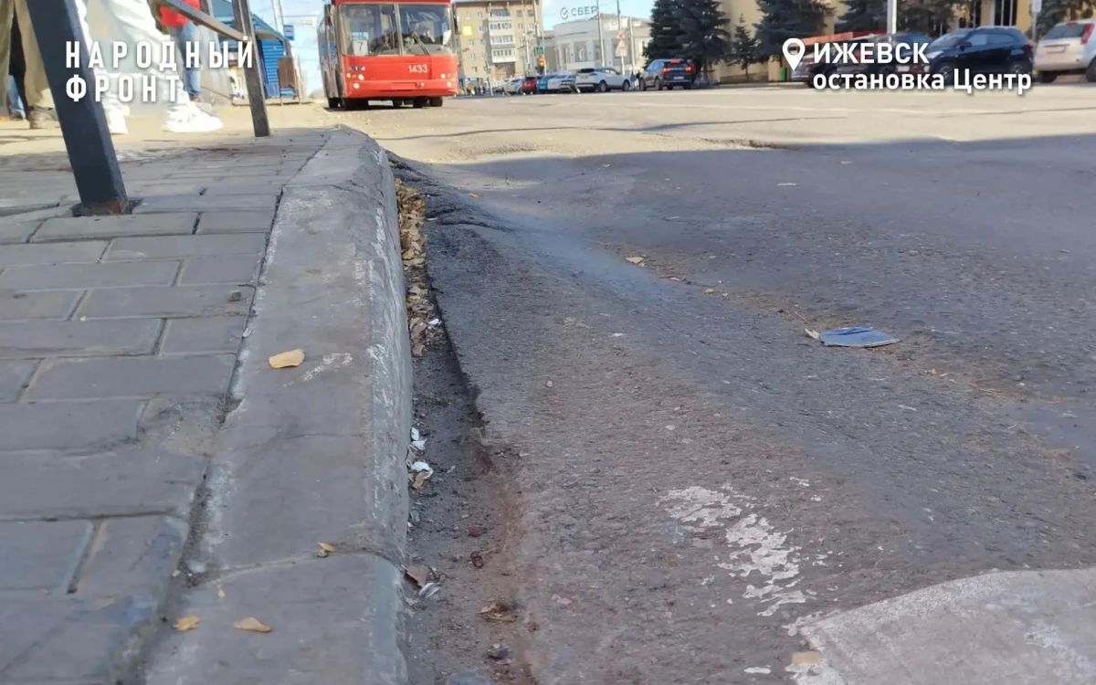 Два месяца без крыши: общественники просят отремонтировать аварийную остановку в центре Ижевска Два месяца без крыши: общественники просят отремонтировать аварийную остановку в центре Ижевска