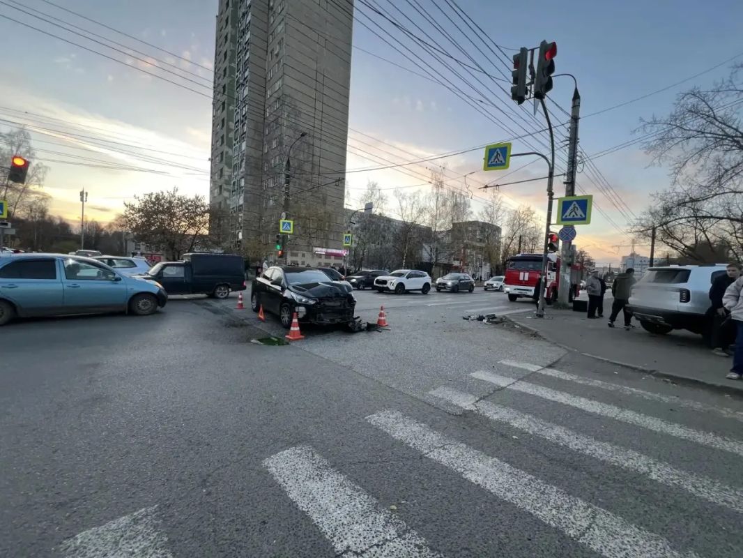 В Ижевске произошёл наезд на трёх пешеходов, стоящих на тротуаре В Ижевске произошёл наезд на трёх пешеходов, стоящих на тротуаре