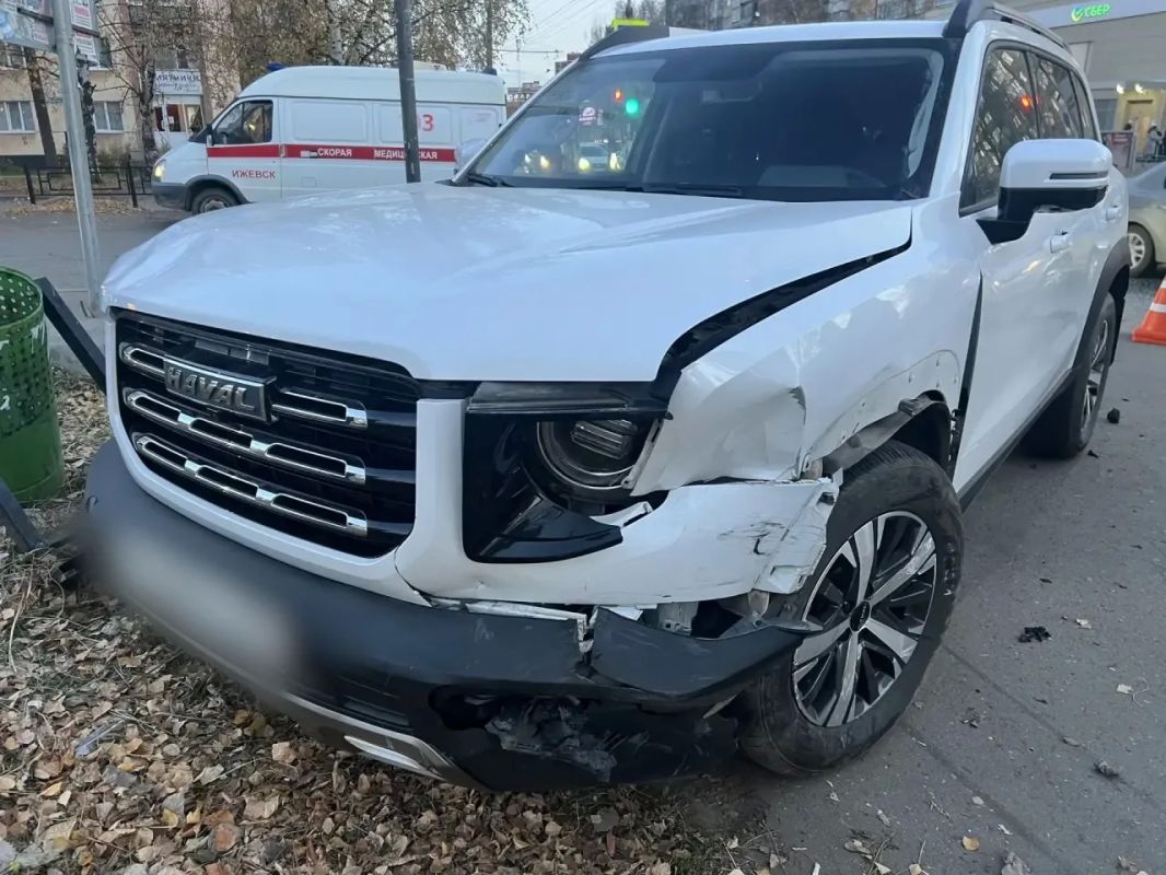 В Ижевске произошёл наезд на трёх пешеходов, стоящих на тротуаре В Ижевске произошёл наезд на трёх пешеходов, стоящих на тротуаре