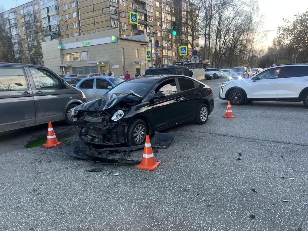 В Ижевске произошёл наезд на трёх пешеходов, стоящих на тротуаре В Ижевске произошёл наезд на трёх пешеходов, стоящих на тротуаре