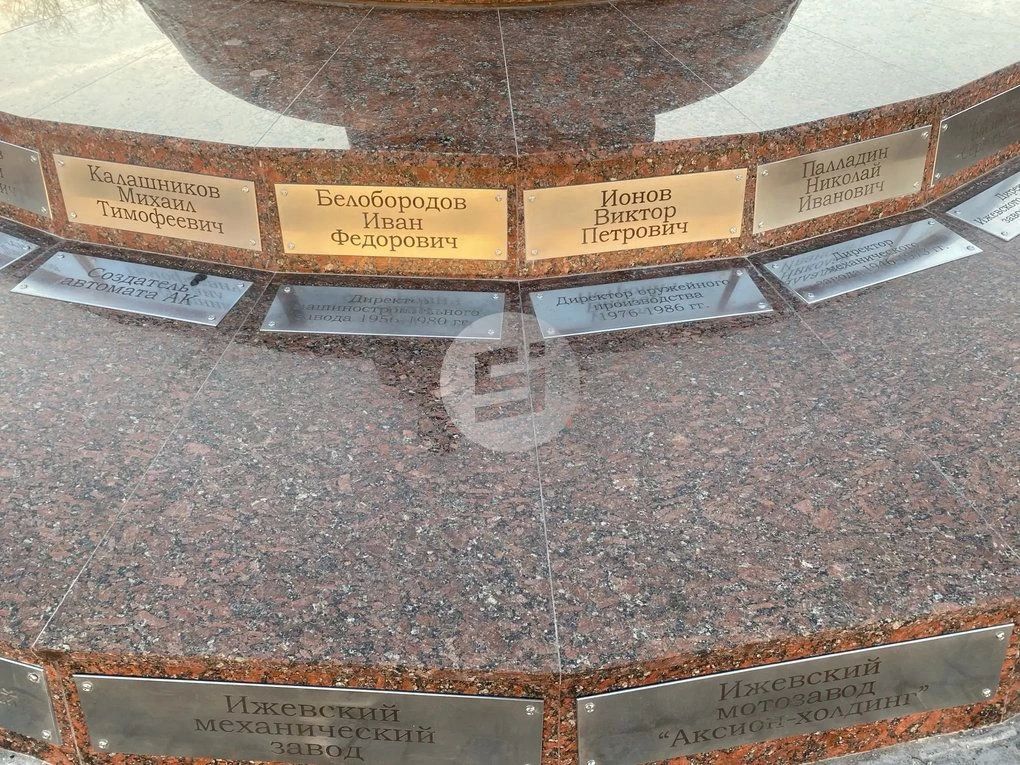 Долгое время на памятнике «Ижевским оружейникам» разрушались памятные таблички Долгое время на памятнике «Ижевским оружейникам» разрушались памятные таблички