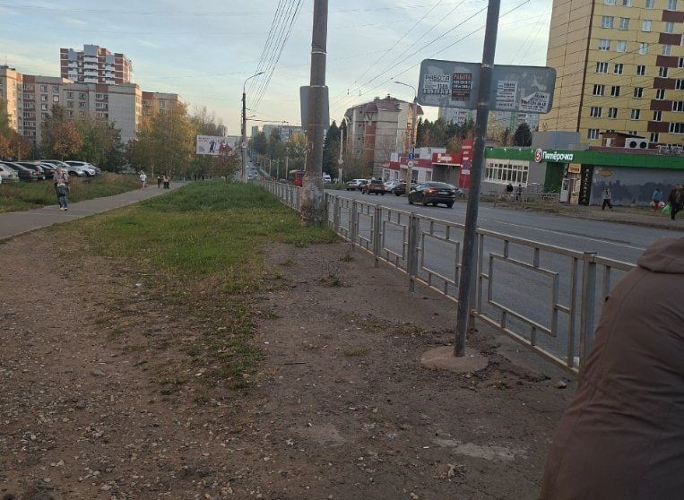 В Ижевске нашли причину запаха канализации у магазинов на улице Петрова